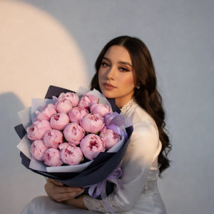 15 розовых пионов в черной упаковке
